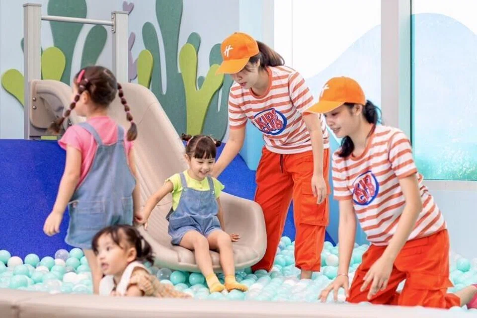 Kids Club seluas 455 meter persegi yang dilengkapi pelbagai zon permainan interaktif, serta petugas penjagaan untuk memastikan keselamatan kanak-kanak.