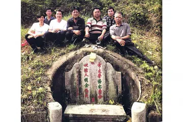 SELIDIK SUSUR GALUR: Saudara-mara Encik Cyprian Lim sebelah ibunya semasa menziarahi kubur nenek moyang mereka di China. - Foto PERSATUAN GENEOLOGI SINGAPURA