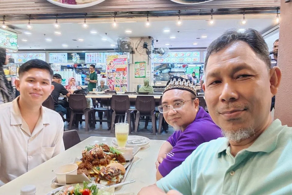 Kali terakhir Allahyarham Ustaz Mohd Jakfar Embek bertemu dengan rakan-rakannya pada 2 Ogos, di sebuah gerai makanan berdekatan dengan Darul Arqam sebelum beliau jatuh pengsan di tempat wuduk di situ. Bersama beliau adalah Encik Heiqal Lee (kiri) dan Encik Ahmad Sodikin Kasimin (paling kanan).  