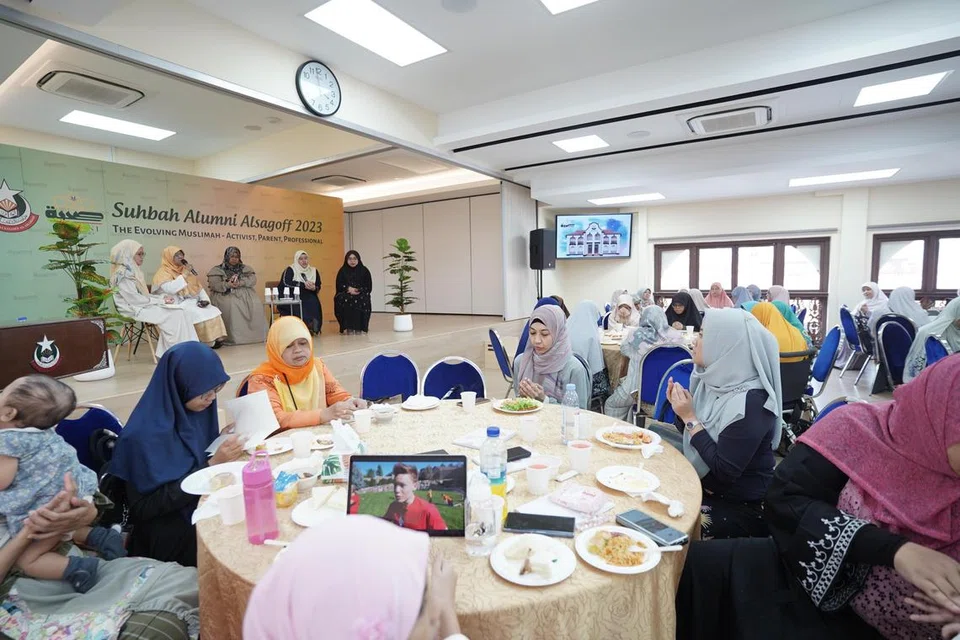 KUMPUL BERSAMA: Seramai 150 alumni Madrasah Alsagoff Al-Arabiah telah berkumpul pada Sabtu di acara jamuan bersama alumni yang dikenali sebagai ‘Suhbah Alumni Alsagoff’ yang diadakan buat julung-julung kalinya.