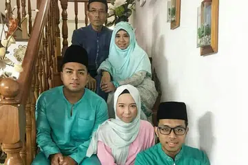 KEBANGGAAN KELUARGA: Cik Nur Izyan (depan, di tengah) menjadi peguam sebagai satu kelainan. Bapanya (belakang, kiri) Encik Mohammad Rahim Bakri seorang jurutera; ibunya Cik Norlidah Md Noor (belakang, kanan) dan adiknya, Encik Md Hanis (depan, kanan) jururawat manakala abangnya, Encik Md Faiz seorang pegawai bomba. - Foto ihsan NUR IZYAN MOHAMMAD RAHIM