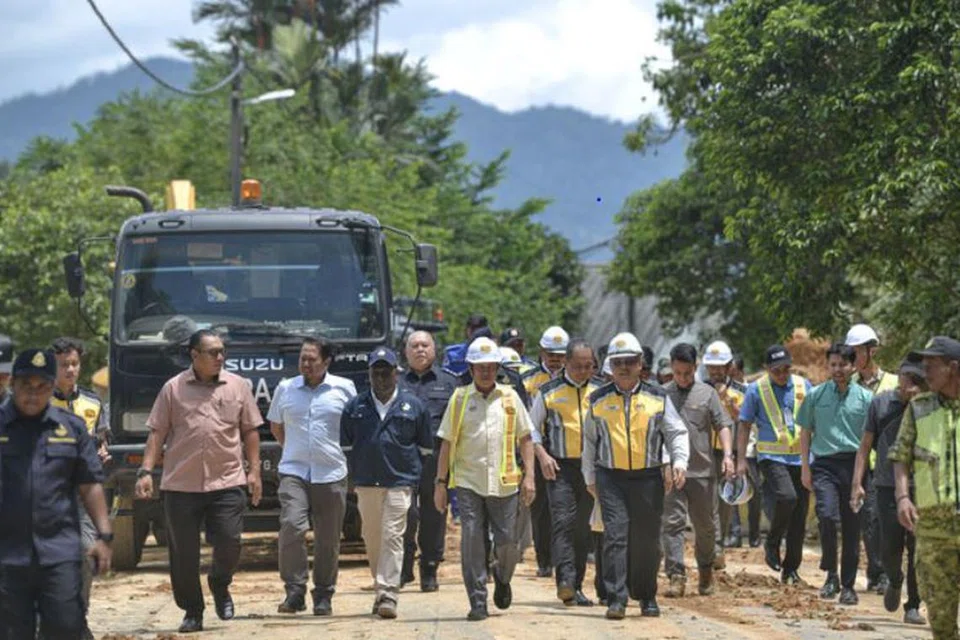 Timbalan Menteri Kerja Raya, Datuk Seri Ahmad Maslan (empat dari kiri) melakukan tinjauan di kawasan tanah runtuh di Taman Melawati, Ulu Kelang, Ampang, Selangor, pada 16 Oktober.