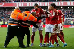 MENGANCAM KESELAMATAN PEMAIN: Seorang penyokong Leicester ditangkap pegawai keselamatan selepas memasuki padang. - Foto REUTERS