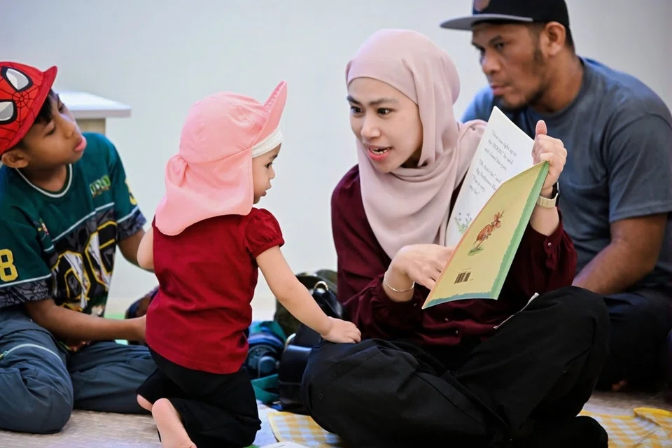 Apabila ibu bapa mengulang bacaan buku yang sama setiap hari (selalunya atas permintaan), si anak bukan sahaja akan mengenali malah mengingati perkataan atau frasa yang berulang. Gambar ini diambil semasa sesi, ‘Ready Set Learn Language Explorer;, yang dianjurkan oleh Yayasan Mendaki.
