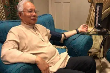 PERIKSA KESIHATAN: Datuk Najib menjalani pemeriksaan kesihatan termasuk darah tinggi di rumahnya di Taman Duta, Kuala Lumpur, kelmarin. - Foto TWITTER/NAJIBRAZAK