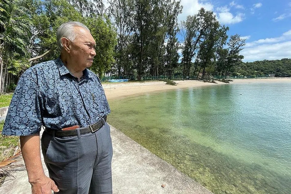 KENANGAN LAMA: Cikgu Jalel kembali semula ke kampung permainannya dulu - Pulau Sekijang Pelepah - dalam episod The BM Show yang akan disiarkan esok. - Foto BH oleh FAKHRURADZI ISMAIL