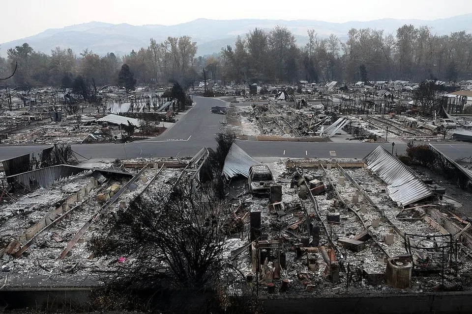 MUSNAH: Banyak kediaman dan kenderaan musnah teruk dijilat api di kawasan Talent, Oregon. Gabenor California dan Oregon menyatakan puncanya lebih kepada perubahan iklim. - Foto REUTERS 
