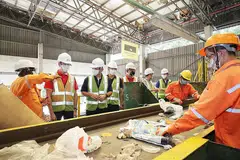 TINJAU OPERASI URUS SISA: Dr Koh Poh Koon (dua dari kiri) dan Encik Zaqy Mohamad (tiga dari kiri) meninjau operasi di loji SembWaste di Tuas. - Foto ZAOBAO