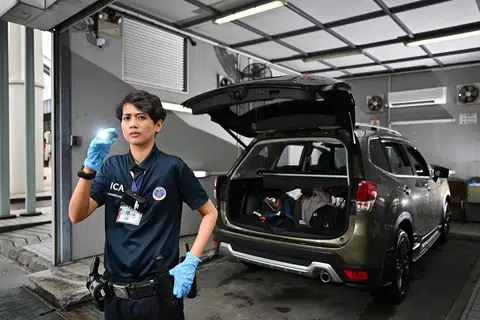 Inspektor Dayangku Suhaila Abdul Aziz berkata adalah menjadi tanggungjawab pegawai ICA untuk menghalang kontraban berbahaya seperti ‘e-vaporizer’ daripada memasuki Singapura.