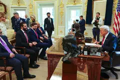 Presiden Amerika Syarikat, Encik Donald Trump (kanan),Presiden Syria Ahmed al-Sharaa; Menteri Luar Syria, Encik Asaad al-Shaibani; Naib Presiden Amerika, Encik JD Vance, Encik Tom Barrak