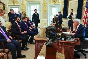 Presiden Amerika Syarikat, Encik Donald Trump (kanan),Presiden Syria Ahmed al-Sharaa; Menteri Luar Syria, Encik Asaad al-Shaibani; Naib Presiden Amerika, Encik JD Vance, Encik Tom Barrak