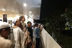 PEROLEHI ILMU DAN PENGAJARAN DI SEBALIK GERHANA BULAN: Umat Islam di Singapura, seperti jemaah di Masjid Yusof Ishak, berpeluang mendengar khutbah khas sempena solat sunat gerhana dan kemudian menyaksikan fenomena alam itu di pekarangan masjid tersebut pada malam Rabu lalu. - Foto-foto BM oleh ISMAIL ALI