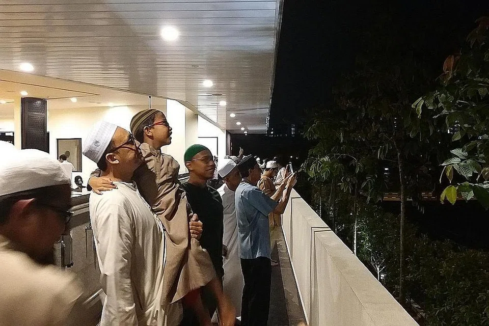 PEROLEHI ILMU DAN PENGAJARAN DI SEBALIK GERHANA BULAN: Umat Islam di Singapura, seperti jemaah di Masjid Yusof Ishak, berpeluang mendengar khutbah khas sempena solat sunat gerhana dan kemudian menyaksikan fenomena alam itu di pekarangan masjid tersebut pada malam Rabu lalu. - Foto-foto BM oleh ISMAIL ALI