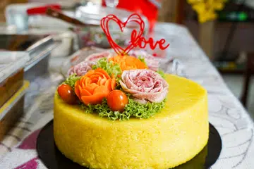 Hubungan antara ibu dengan anak sememangnya tidak pernah sepi daripada ujian. Setelah tiga hari ‘mogok’, Mak Ru akhirnya tersenyum bahagia apabila impian dan keinginannya diraikan dalam majlis walimah yang penuh bermakna.