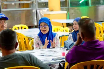 Ahli Dewan Undangan Negeri (Adun) Endau, Cik Alwiyah Talib (tengah).
