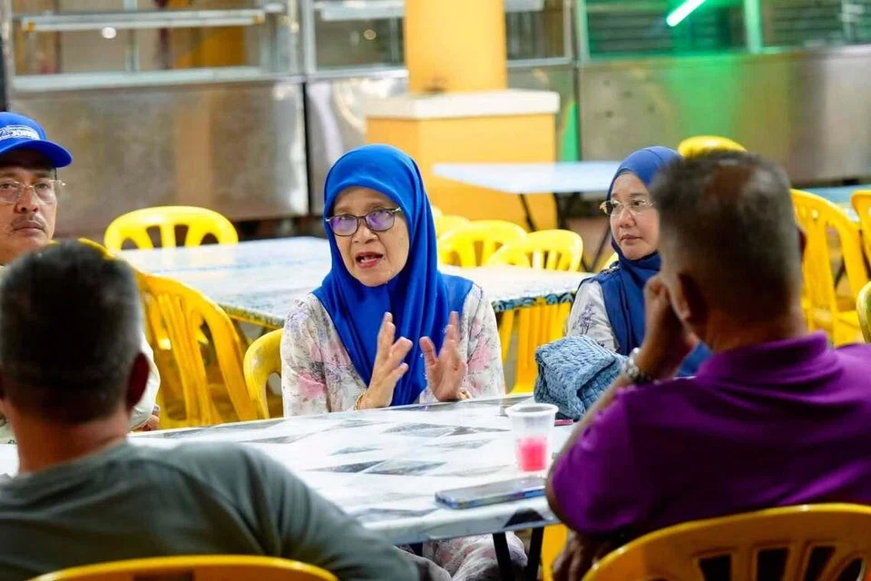 Ahli Dewan Undangan Negeri (Adun) Endau, Cik Alwiyah Talib (tengah).