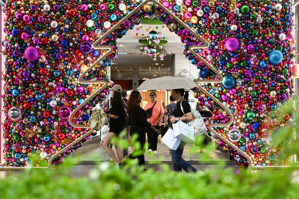 WARNA-WARNI: Pintu masuk pusat beli-belah Mandarin Gallery di Orchard Road yang berbentuk pokok Krismas menyerikan suasana perayaan.