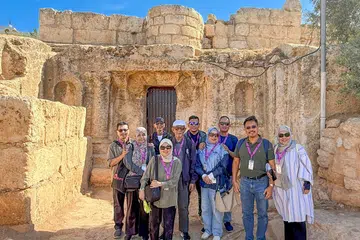 (Dari kiri) Encik Jamil Haron, Cik Zuraidah Mohd Ali, Encik Kassim Mohd Ali, Cik Sabariah Jaafar, Encik Khalid Adnan, Ustaz Aiman Khalid, Cik Norhafizah Attan, Encik Mohammad Azhar Mamon, Encik Sarafian Salleh, dan Cik Norzihan Zainudin bergambar di pintu masuk Gua Ashabul Kafi di Jordan. 