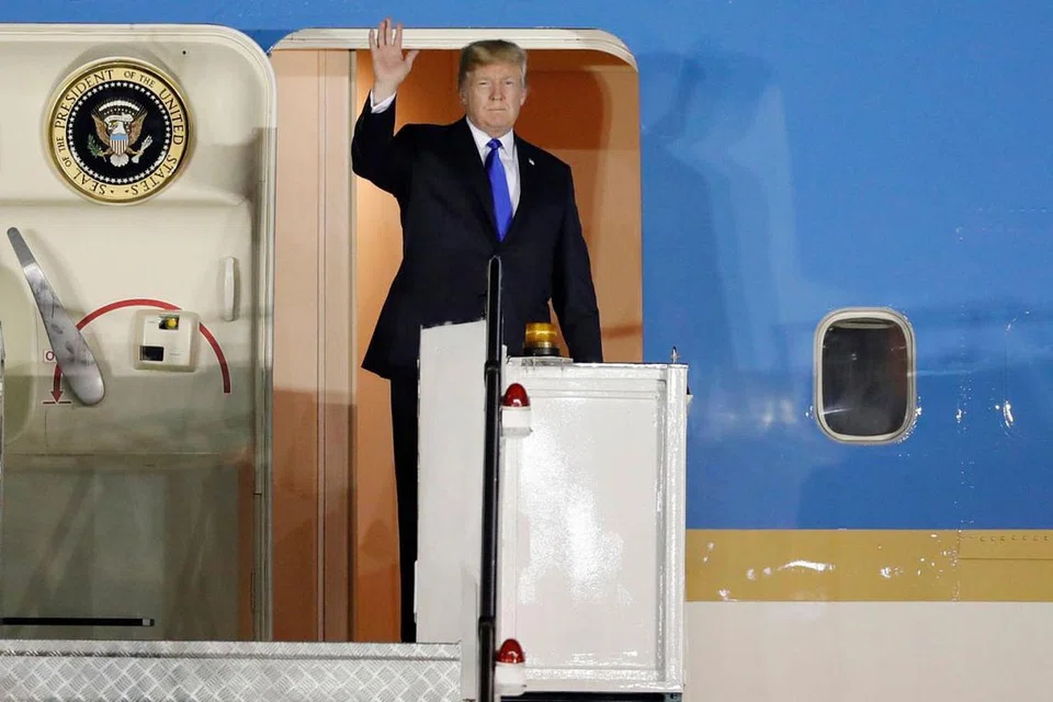 SELAMAT TIBA: Presiden Amerika Donald Trump tiba di Pangkalan Udara Paya Lebar 8.20 malam tadi. - Foto REUTERS 