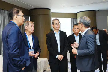 Pemangku Menteri Bertanggungjawab bagi Ehwal Masyarakat Islam merangkap Menteri Negara Kanan (Ehwal Dalam Negeri), Profesor Madya Dr Muhammad Faishal Ibrahim (tengah), bersama (dari kiri) anggota Lembaga Pengelola SCIS yang juga Ketua Eksekutif Majlis Ugama Islam Singapura (Muis), Encik Kadir Maideen; Lembaga Pengelola SCIS yang juga mantan Menteri Kabinet dan Speaker Parlimen, Encik Abdullah Tarmugi; Presiden Muis, Encik Mohamed Sa’at Abdul Rahman; dan Panel Penasihat SCIS yang juga Presiden Universiti Sains Kemasyarakatan Singapura (SUSS), Profesor Tan Tai Yong. 