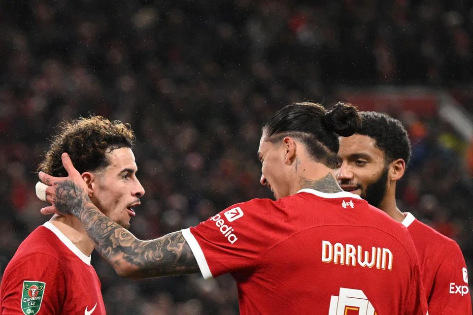 RAIKAN GOL: Pemain Liverpool, Curtis Jones (kiri), meraikan golnya bersama Darwin Nunez dan Joe Gomez semasa perlawanan suku akhir Piala Liga England menentang West Ham United pada 20 Disember. 