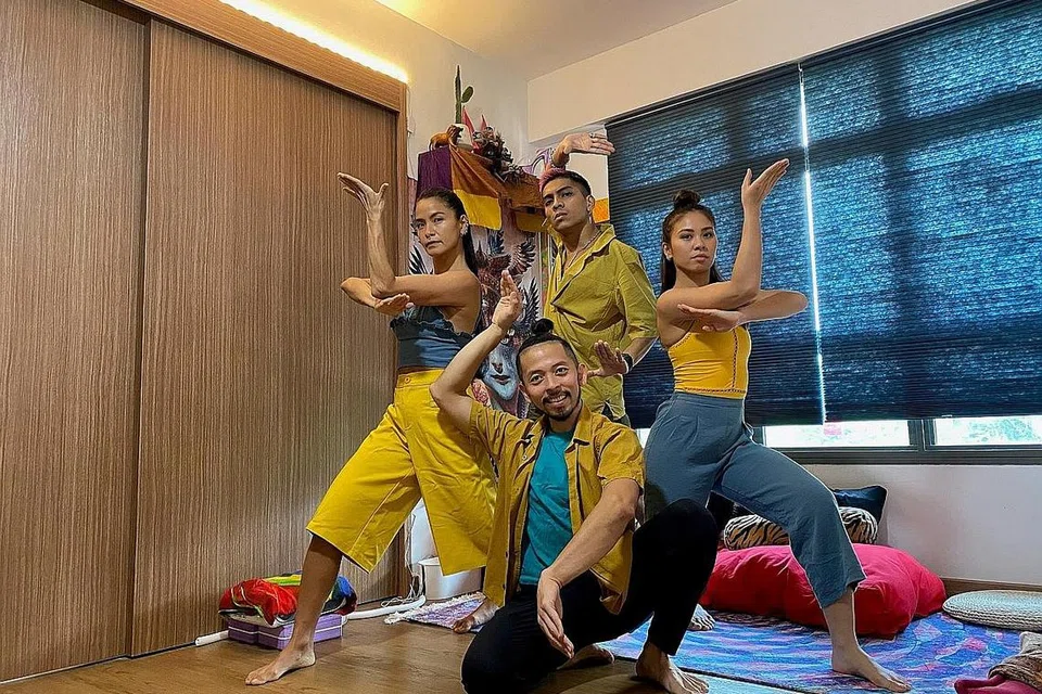 JELAJAH IDENTITI MELAYU: Menerusi persembahan tarian yang diiringi muzik berfasa, kolektif tari Ekta Singapura yang terdiri daripada (berdiri dari kiri) Francesca Harriman, Syaril Amri, Charmain Ho dan Hafeez Hassan (depan) papar evolusi identiti Melayu. - Foto ESPLANADE
