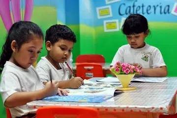 SERONOK: (dari kanan) Nur Aliyah Marsya Muhd Zairi, Md Khuziry Md Kamis dan Iffah Raziela Ramozan asyik dengan kegiatan dalam majalah dwibahasa Cilik Cerdik. - Foto KHAIRULAMEER RAMLAN