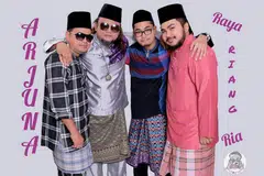 RAIKAN RAYA DENGAN LAGU BARU: Boyband Arjuna, yang terdiri daripada (dari kiri) Mas Rosli Ramli, Muhed Zainuddin, Nur Ibrahim Mohd Nor dan Md Faizal Ismail, tidak ketinggalan menghasilkan lagu ceria menjelang Lebaran, Raya Riang Ria. - Foto ihsan ARJUNA