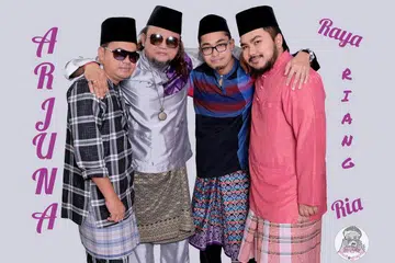 RAIKAN RAYA DENGAN LAGU BARU: Boyband Arjuna, yang terdiri daripada (dari kiri) Mas Rosli Ramli, Muhed Zainuddin, Nur Ibrahim Mohd Nor dan Md Faizal Ismail, tidak ketinggalan menghasilkan lagu ceria menjelang Lebaran, Raya Riang Ria. - Foto ihsan ARJUNA
