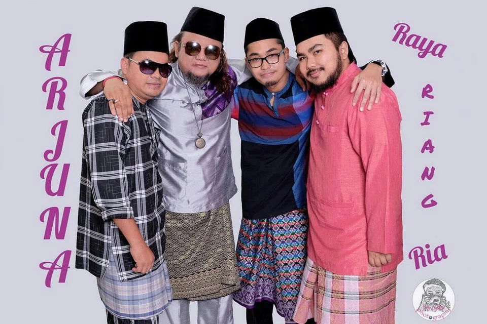 RAIKAN RAYA DENGAN LAGU BARU: Boyband Arjuna, yang terdiri daripada (dari kiri) Mas Rosli Ramli, Muhed Zainuddin, Nur Ibrahim Mohd Nor dan Md Faizal Ismail, tidak ketinggalan menghasilkan lagu ceria menjelang Lebaran, Raya Riang Ria. - Foto ihsan ARJUNA