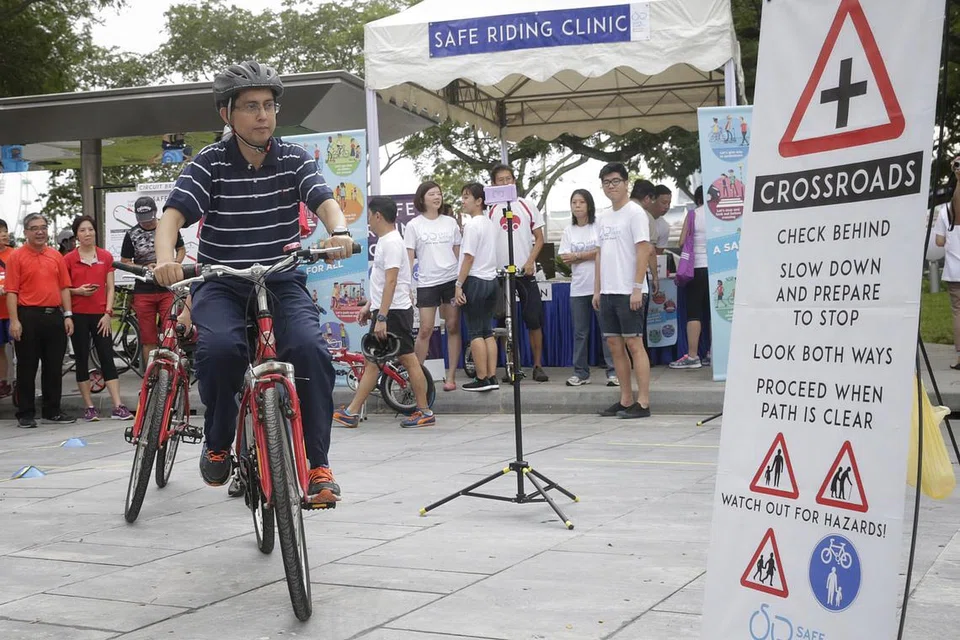 LANCAR KEMPEN: Profesor Madya Muhammad Faishal mengayuh semasa melancarkan Kempen Kayuh Secara Selamat sempena acara Car Free Sunday SG semalam. - Foto THE STRITS TIMES