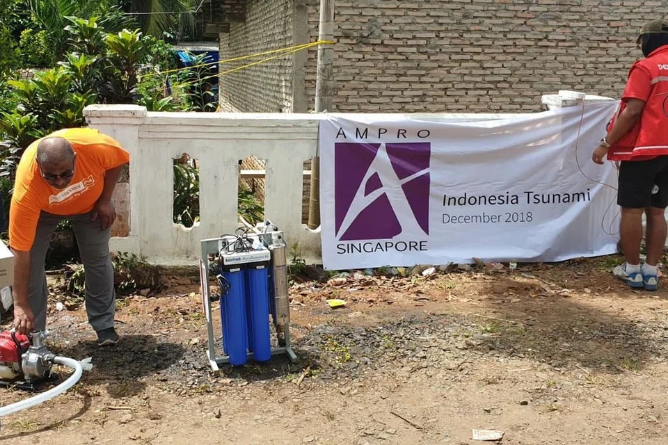 ANTARA PROGRAM BANTUAN KEMANUSIAAN: Ampro Foundation telah mengendalikan projek penapisan bagi mendapatkan air bersih bagi mangsa tsunami Sulawesi pada 2018 di samping mengagihkan habuan. - Foto AMPRO FOUNDATION