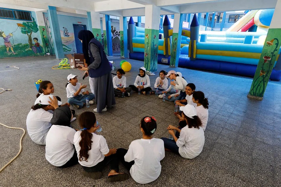 JAGA KEAMANAN: Muslim harus berwaspada dalam membuat satu keputusan agar tidak mengabaikan usaha masyarakat terdahulu yang telah berjaya membuka pintu ke arah kemajuan, permodenan dan komunikasi silang budaya.