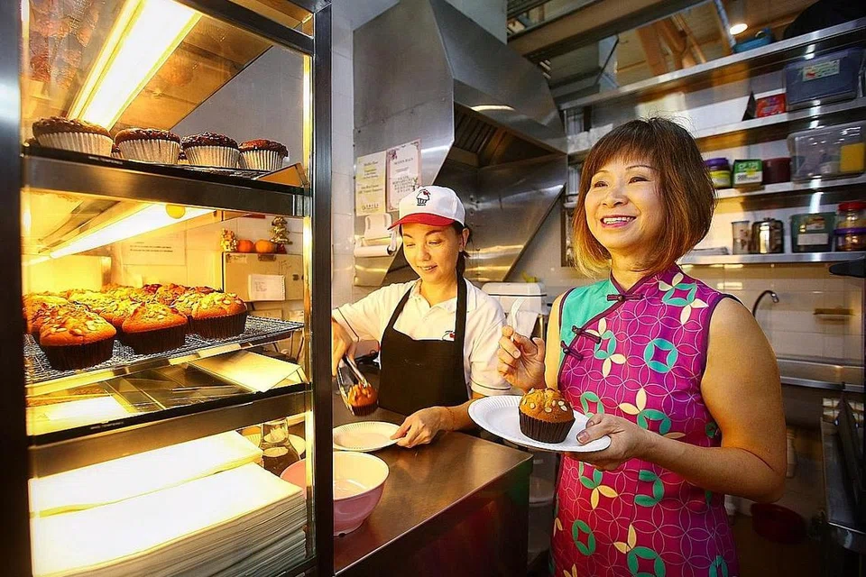 GERAI INKUBASI: Dr Amy Khor menemui Cik Tan Pey See, 44 tahun, seorang pegerai yang menjual mufin di Pusat Makanan ABC Brickworks semalam. Cik Tan antara mereka yang menyewa gerai di bawah Program Gerai Inkubasi. - Foto BH oleh GAVIN FOO