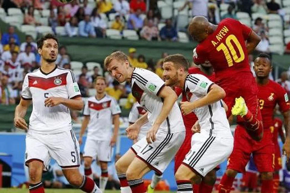 MASIH BOLEH DITUNDUKKAN: Penyerang Andre Ayew (jersi merah) melompak tinggi mengatasi pemain bek Jerman untuk menanduk masuk gol pembukaan Ghana ketika kededua pasukan bertemu dalam peringkat kumpulan pada 22 Jun lalu. - Foto REUTERS