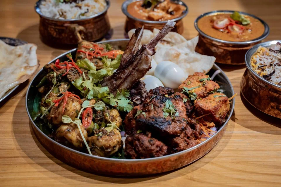 Hidangan ‘Imperial Platter’, pada harga $138, sesuai untuk dinikmati empat hingga lima orang. Ia menawarkan rak kambing masala, ‘brisket wagyu’, udang lada, ‘tikka’ ayam, tanduri, itik dan ikan goreng cili kering, lengkap dengan ‘raita’ (sejenis salad terdiri daripada tairu, timun dan bawang), dalca dan nasi beriani.
