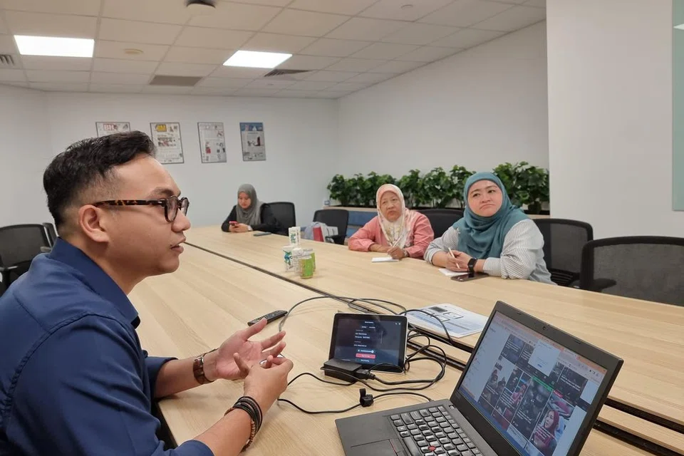KONGSI USAHA BH: Encik Harith Mustaffa mengongsi usaha BH untuk mendekati pembaca di ruang digital. Dua peserta program dari Brunei itu ialah Cik Nur Amalia Alisha Daud (paling kanan) dan Hajah Apsah Haji Sahdan (dua dari kanan).