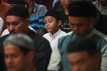 Anggota Persatuan Muhammadiyah menunaikan solat tarawih pada malam pertama bulan Ramadan di Masjid At-Taqwa di Banda Aceh, Indonesia, pada 10 Mac untuk memulakan puasa pada 11 Mac sedangkan pemerintah Indonesia mengumumkan tarikh mula berpuasa pada 12 Mac.