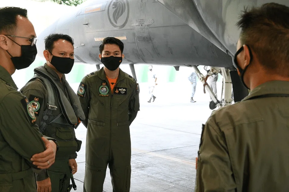Menteri Negara Kanan (Pertahanan merangkap Tenaga Manusia), Encik Zaqy Mohamad, (dua dari kiri) berinteraksi dengan kakitangan RSAF semasa lawatannya ke Komand Kombat Udara (ACC) RSAF di Pangkalan Udara Paya Lebar pada Jumaat (19 Mac).