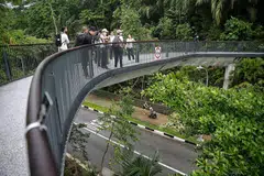 PENGHUBUNG JALAN: Jalan Penghubung Kanopi HPL yang baru dibuka di Tyersall Avenue selebar 2.4 meter tanpa penyekat, membuatnya mesra kanak-kanak dan kerusi roda.- Foto BH oleh FELINE LIM