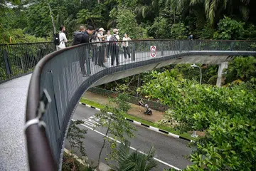 PENGHUBUNG JALAN: Jalan Penghubung Kanopi HPL yang baru dibuka di Tyersall Avenue selebar 2.4 meter tanpa penyekat, membuatnya mesra kanak-kanak dan kerusi roda.- Foto BH oleh FELINE LIM