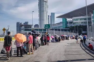 DI BAWAH TERIK MENTARI: Warga Malaysia beratur panjang di laluan menuju Kompleks Kastam, Imigresen dan Kuarantin (CIQ) di Johor kelmarin untuk pulang ke tanah air bagi mengelak daripada menjalani kuarantin di hotel atau pusat yang ditetapkan kerajaan Malaysia dan menanggung kos penginapan RM150 ($49) sepenuhnya. - Foto FACEBOOK/MALAYSIA-SINGAPORE BORDER CROSSINGS