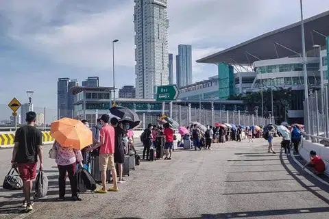 DI BAWAH TERIK MENTARI: Warga Malaysia beratur panjang di laluan menuju Kompleks Kastam, Imigresen dan Kuarantin (CIQ) di Johor kelmarin untuk pulang ke tanah air bagi mengelak daripada menjalani kuarantin di hotel atau pusat yang ditetapkan kerajaan Malaysia dan menanggung kos penginapan RM150 ($49) sepenuhnya. - Foto FACEBOOK/MALAYSIA-SINGAPORE BORDER CROSSINGS