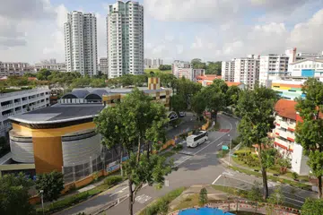 UTAMAKAN PEJALAN KAKI: Persimpangan trafik di Bukit Batok Street 31 dan 32 adalah sebahagian daripada percubaan projek Laluan Mesra yang sedang dilaksanakan Penguasa Pengangkutan Darat (LTA).