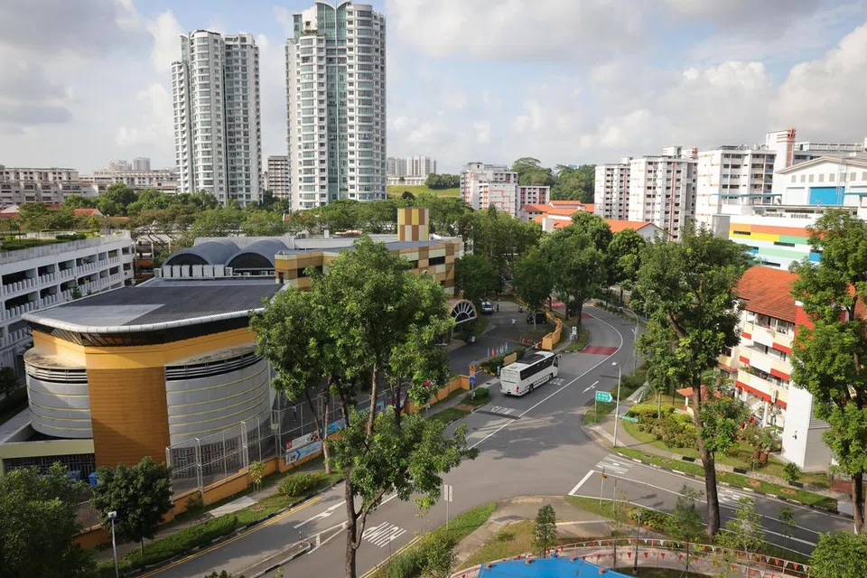 UTAMAKAN PEJALAN KAKI: Persimpangan trafik di Bukit Batok Street 31 dan 32 adalah sebahagian daripada percubaan projek Laluan Mesra yang sedang dilaksanakan Penguasa Pengangkutan Darat (LTA).
