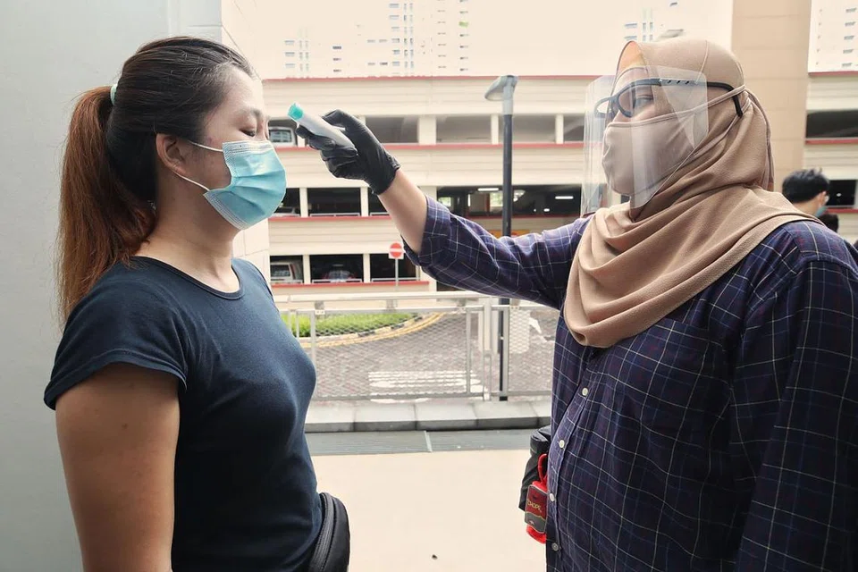 PENGAWASAN SUHU BADAN: Setiap pengundi akan diperiksa suhu badan mereka sebelum a mendaftar dan pengundi yang didapati mempunyai suhu badan lebih 37.5 C atau menghidap simptom akan diminta mengundi pada 7 hingga 8 malam. 