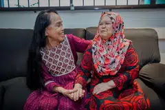 IDENTITI UNIK ANAK ANGKAT: Cik Thangah Koh (kiri) dan Cik Fatimah Mohidin merupakan jiran sekampung yang kemudian mendapat tahu mereka rupanya adik-beradik Cina yang secara berasingan dibesarkan oleh keluarga angkat India dan Melayu.