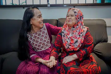 IDENTITI UNIK ANAK ANGKAT: Cik Thangah Koh (kiri) dan Cik Fatimah Mohidin merupakan jiran sekampung yang kemudian mendapat tahu mereka rupanya adik-beradik Cina yang secara berasingan dibesarkan oleh keluarga angkat India dan Melayu.