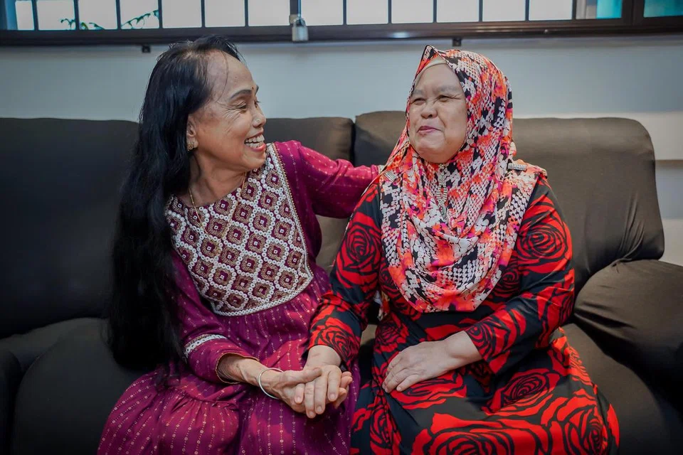 IDENTITI UNIK ANAK ANGKAT: Cik Thangah Koh (kiri) dan Cik Fatimah Mohidin merupakan jiran sekampung yang kemudian mendapat tahu mereka rupanya adik-beradik Cina yang secara berasingan dibesarkan oleh keluarga angkat India dan Melayu.