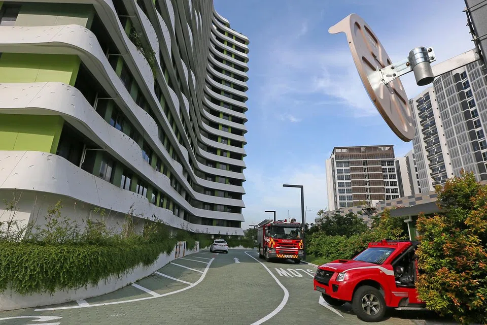 BUAT KECOH: Pada 2016, laman dalam talian All Singapore Stuff menerbitkan gambar yang kononnya ada sebahagian flat Punggol Waterway Terraces yang 'runtuh'. Pasukan Pertahanan Awam Singapura (SCDF) dikerah tetapi tidak ada sebarang tanda struktur runtuh di flat itu.- Foto fail